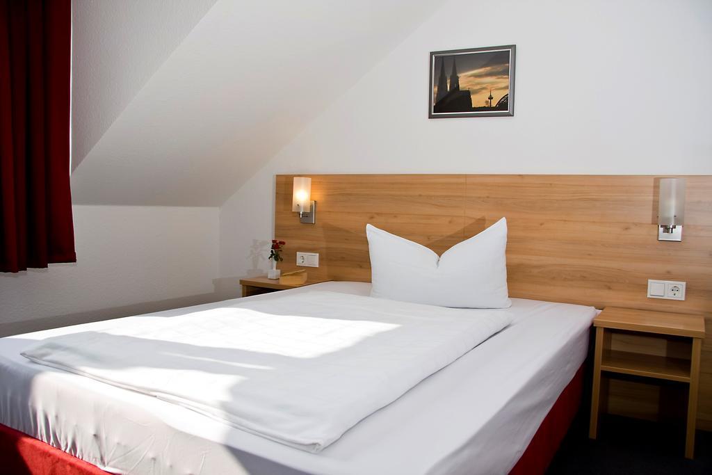 Airport Hotel Karsten Koln Bagian luar foto