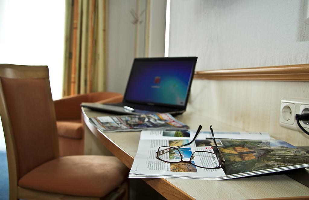Airport Hotel Karsten Koln Bagian luar foto