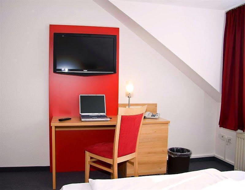 Airport Hotel Karsten Koln Bagian luar foto