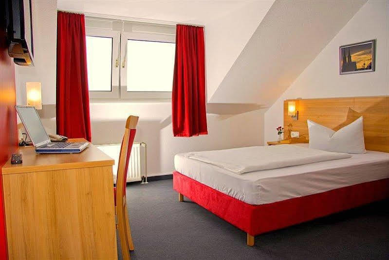 Airport Hotel Karsten Koln Bagian luar foto